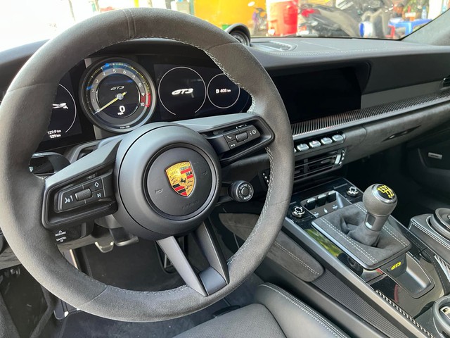 Cướp Porsche đen nhất năm: Không lái được số sàn nên bỏ lại xe - Ảnh 2. Cướp Porsche đen nhất năm: Không lái được số sàn nên bỏ lại xe - Ảnh 2.