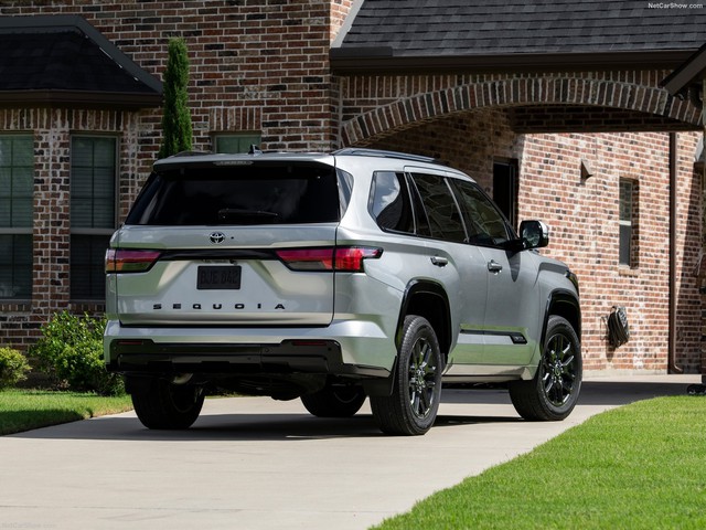 Đại lý tư nhân chào bán Toyota Sequoia giá hơn 7 tỷ: SUV full-size phổ thông nhưng đắt hơn GLS và X7 tại Việt Nam - Ảnh 2. Đại lý tư nhân chào bán Toyota Sequoia giá hơn 7 tỷ: SUV full-size phổ thông nhưng đắt hơn GLS và X7 tại Việt Nam - Ảnh 2.