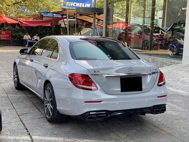 Mercedes-Benz E 200 của Trung Ruồi bán lại sau hơn 1 năm sử dụng: Giá 1,1 tỷ ngang Camry base mới, mâm, bodykit độ thể thao - Ảnh 2. Mercedes-Benz E 200 của Trung Ruồi bán lại sau hơn 1 năm sử dụng: Giá 1,1 tỷ ngang Camry base mới, mâm, bodykit độ thể thao - Ảnh 2.