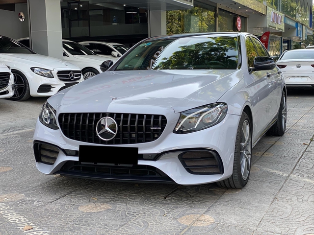 Mercedes-Benz E 200 của Trung Ruồi bán lại sau hơn 1 năm sử dụng: Giá 1,1 tỷ ngang Camry base mới, mâm, bodykit độ thể thao - Ảnh 1. Mercedes-Benz E 200 của Trung Ruồi bán lại sau hơn 1 năm sử dụng: Giá 1,1 tỷ ngang Camry base mới, mâm, bodykit độ thể thao - Ảnh 1.