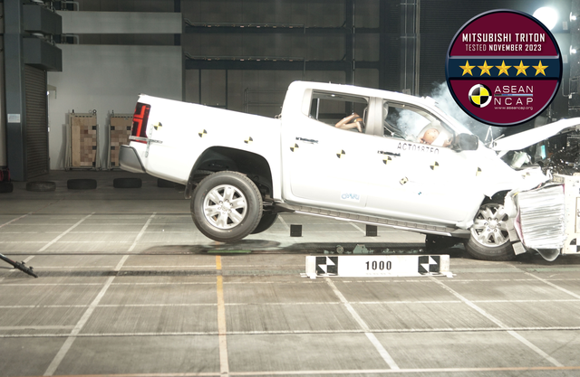 Mitsubishi Triton đời mới được chứng nhận chuẩn an toàn cao nhất trước khi về Việt Nam - Ảnh 2. Mitsubishi Triton đời mới được chứng nhận chuẩn an toàn cao nhất trước khi về Việt Nam - Ảnh 2.