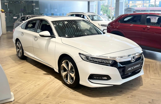 Honda Accord giảm kỷ lục 220 triệu: Liên tục tạo đáy mới để tìm khách, giá ngang Camry bản 'base' - Ảnh 1.