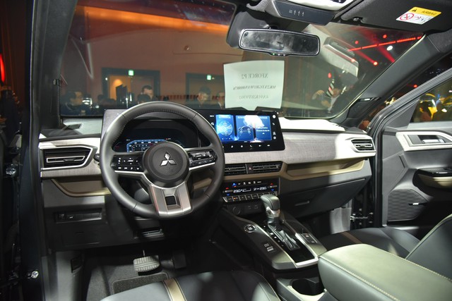 Soi qua 4 phiên bản Mitsubishi Xforce: Bản tiêu chuẩn cắt gần hết trang bị, bản Premium dễ thành hàng 'hot' - Ảnh 5. Soi qua 4 phiên bản Mitsubishi Xforce: Bản tiêu chuẩn cắt gần hết trang bị, bản Premium dễ thành hàng 'hot' - Ảnh 5.