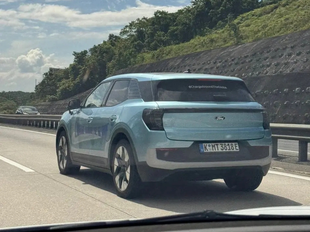 Ford Explorer EV nữ lái từ TP.HCM sang Malaysia sau 1 tháng: Tính xuyên hơn 30 nước, chạy gần 15.000km trước khi đến Việt Nam - Ảnh 2. Ford Explorer EV nữ lái từ TP.HCM sang Malaysia sau 1 tháng: Tính xuyên hơn 30 nước, chạy gần 15.000km trước khi đến Việt Nam - Ảnh 2.