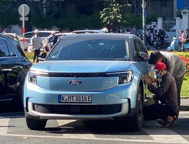 Ford Explorer EV nữ lái từ TP.HCM sang Malaysia sau 1 tháng: Tính xuyên hơn 30 nước, chạy gần 15.000km trước khi đến Việt Nam - Ảnh 1. Ford Explorer EV nữ lái từ TP.HCM sang Malaysia sau 1 tháng: Tính xuyên hơn 30 nước, chạy gần 15.000km trước khi đến Việt Nam - Ảnh 1.