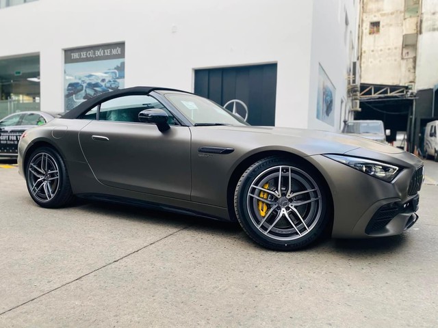 Mercedes-AMG SL 43 giá gần 7 tỷ về đại lý: Xe chơi dùng máy 2.0L nhưng mạnh gần 400 mã lực, đấu Porsche 911 - Ảnh 1. Mercedes-AMG SL 43 giá gần 7 tỷ về đại lý: Xe chơi dùng máy 2.0L nhưng mạnh gần 400 mã lực, đấu Porsche 911 - Ảnh 1.