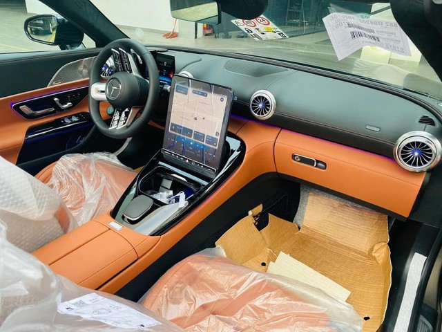 Mercedes-AMG SL 43 giá gần 7 tỷ về đại lý: Xe chơi dùng máy 2.0L nhưng mạnh gần 400 mã lực, đấu Porsche 911 - Ảnh 3. Mercedes-AMG SL 43 giá gần 7 tỷ về đại lý: Xe chơi dùng máy 2.0L nhưng mạnh gần 400 mã lực, đấu Porsche 911 - Ảnh 3.