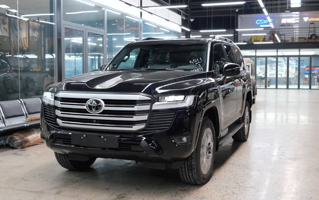 Toyota Land Cruiser mới 'đập thùng' đã được mang đi độ, sơn màu giống Mercedes G63, nội thất theo kiểu Maybach - Ảnh 1.