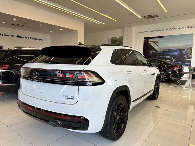 Ảnh chi tiết VW Teramont X tại đại lý: Giá dự kiến 2,168 tỷ, giao xe trước Tết, nhân tố mới cùng tầm Palisade và Explorer - Ảnh 5. Ảnh chi tiết VW Teramont X tại đại lý: Giá dự kiến 2,168 tỷ, giao xe trước Tết, nhân tố mới cùng tầm Palisade và Explorer - Ảnh 5.