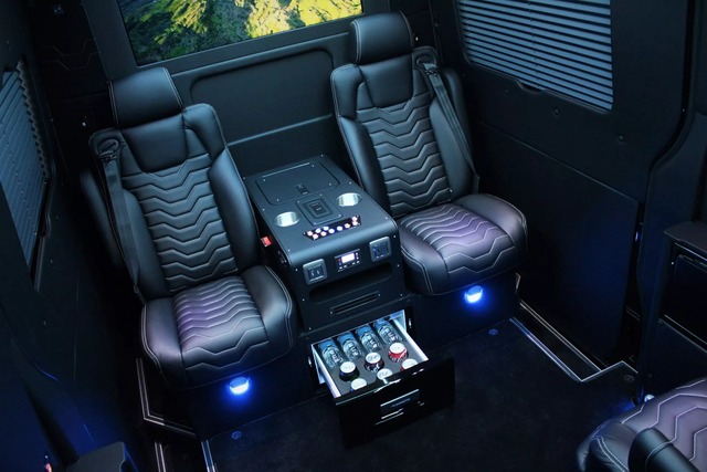 Mercedes-Benz Sprinter VIP-Class siêu sang, giá ngang Bentley Flying Spur nhưng đủ cho 9 người ngồi - Ảnh 5. Mercedes-Benz Sprinter VIP-Class siêu sang, giá ngang Bentley Flying Spur nhưng đủ cho 9 người ngồi - Ảnh 5.