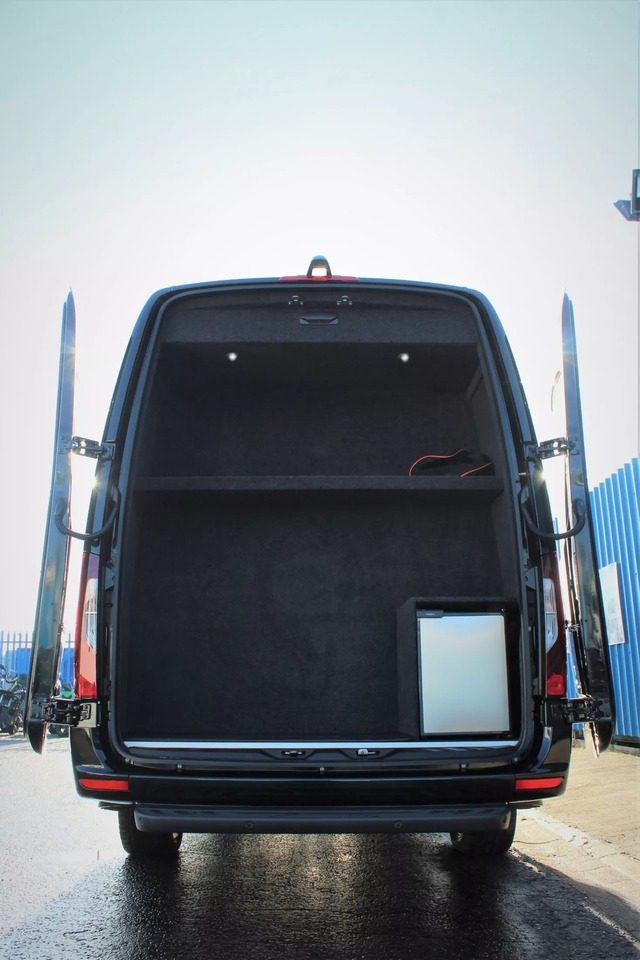 Mercedes-Benz Sprinter VIP-Class siêu sang, giá ngang Bentley Flying Spur nhưng đủ cho 9 người ngồi - Ảnh 11. Mercedes-Benz Sprinter VIP-Class siêu sang, giá ngang Bentley Flying Spur nhưng đủ cho 9 người ngồi - Ảnh 11.