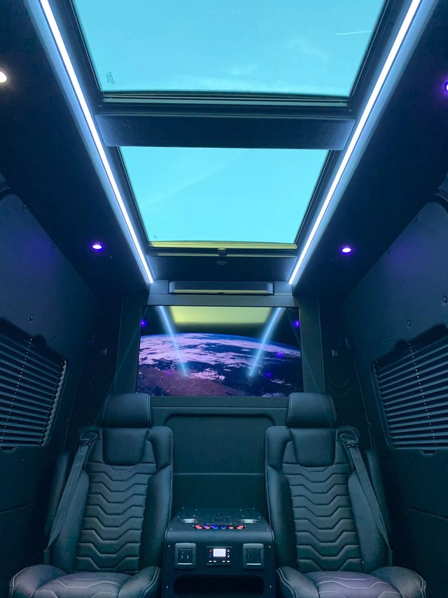 Mercedes-Benz Sprinter VIP-Class siêu sang, giá ngang Bentley Flying Spur nhưng đủ cho 9 người ngồi - Ảnh 6. Mercedes-Benz Sprinter VIP-Class siêu sang, giá ngang Bentley Flying Spur nhưng đủ cho 9 người ngồi - Ảnh 6.