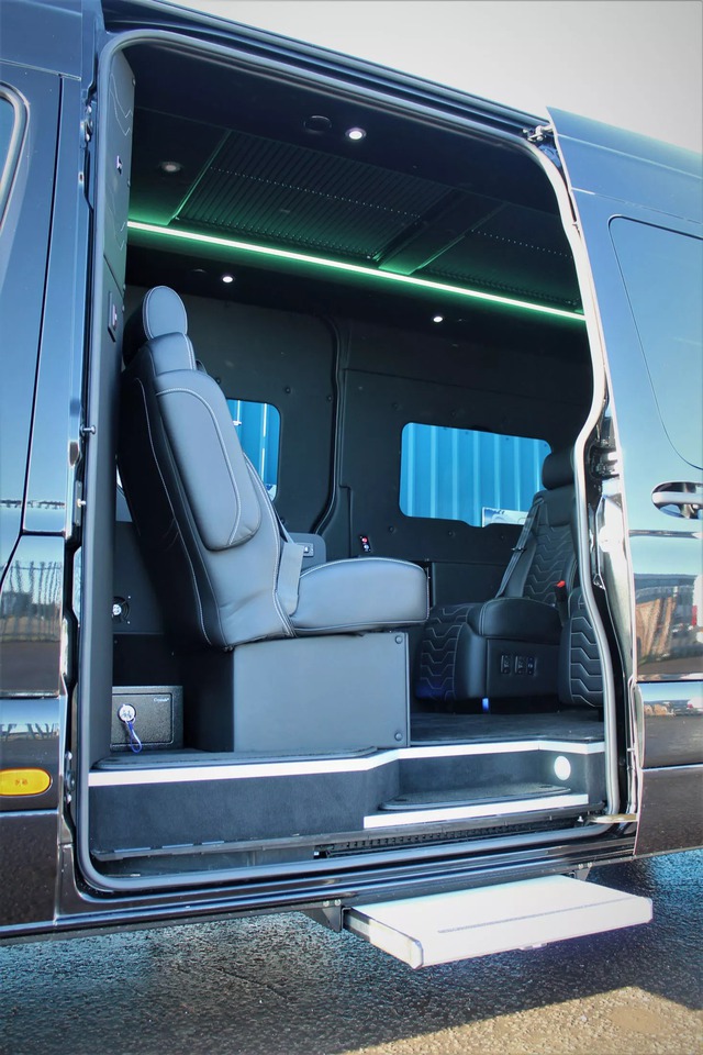Mercedes-Benz Sprinter VIP-Class siêu sang, giá ngang Bentley Flying Spur nhưng đủ cho 9 người ngồi - Ảnh 13. Mercedes-Benz Sprinter VIP-Class siêu sang, giá ngang Bentley Flying Spur nhưng đủ cho 9 người ngồi - Ảnh 13.