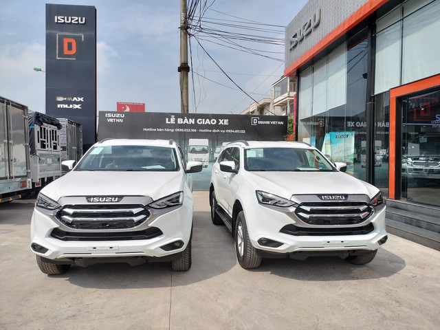 Đại lý xả kho những chiếc Isuzu mu-X 2022 cuối cùng: Giảm sâu nhất 164 triệu đồng, xe đấu Santa Fe nhưng giá ngang Tucson - Ảnh 1.