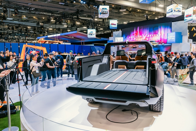 Bán tải điện VinFast VF Wild ra mắt: Ghế xịn, màn hình riêng cho hàng 2, thùng hàng thông nội thất - Ảnh 2. VinFast ra mắt concept bán tải 'hoang dã', nằm chung phân khúc cỡ trung với Ford Ranger - Ảnh 2.