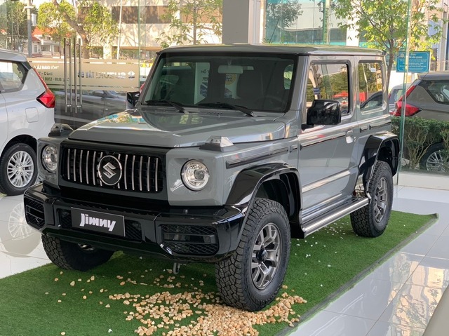 Suzuki Jimny độ kiểu G 63 giá 999 triệu tại đại lý: Thay nhiều chi tiết, có xe giao sớm cho khách Việt chơi Tết - Ảnh 1. Suzuki Jimny độ kiểu G 63 giá 999 triệu tại đại lý: Thay nhiều chi tiết, có xe giao sớm cho khách Việt chơi Tết - Ảnh 1.
