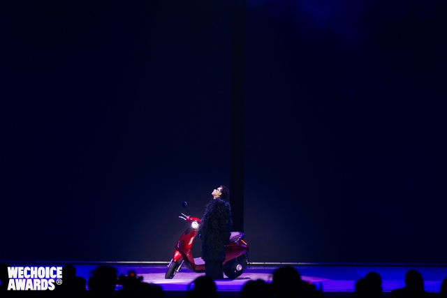 Xe máy điện VinFast xuất hiện rực rỡ cùng "Người miền núi chất" Double 2T tại WeChoice Awards 2023 - Ảnh 1. Xe máy điện VinFast xuất hiện rực rỡ cùng "Người miền núi chất" Double 2T tại WeChoice Awards 2023 - Ảnh 1.