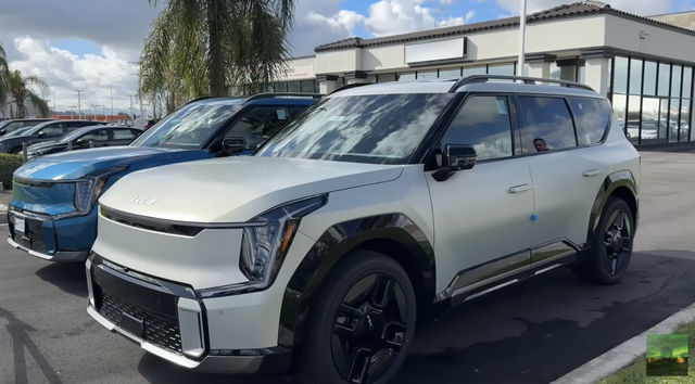 Trải nghiệm nhanh Kia EV9 tại Mỹ, YouTuber gốc Việt chia sẻ: "VinFast VF 9 khó bán được xe với giá hiện tại" - Ảnh 1. Trải nghiệm nhanh Kia EV9 tại Mỹ, YouTuber gốc Việt chia sẻ: "VinFast VF 9 khó bán được xe với giá hiện tại" - Ảnh 1.