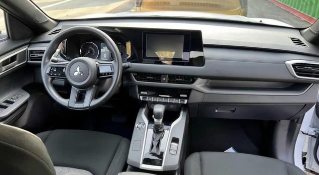 Lộ diện Mitsubishi Xforce bản tiêu chuẩn tại Việt Nam: Giá 620 triệu đồng, vẫn có phanh tay điện tử - Ảnh 1. Lộ diện Mitsubishi Xforce bản tiêu chuẩn tại Việt Nam: Giá 620 triệu đồng, vẫn có phanh tay điện tử - Ảnh 1.