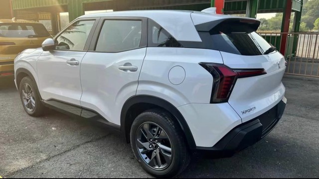 Ảnh thực tế Mitsubishi Xforce base giá 620 triệu vừa về Việt Nam: Mâm nhỏ, ghế nỉ, lược bớt tiện nghi so với bản cao - Ảnh 3. Ảnh thực tế Mitsubishi Xforce base giá 620 triệu vừa về Việt Nam: Mâm nhỏ, ghế nỉ, lược bớt tiện nghi so với bản cao - Ảnh 3.