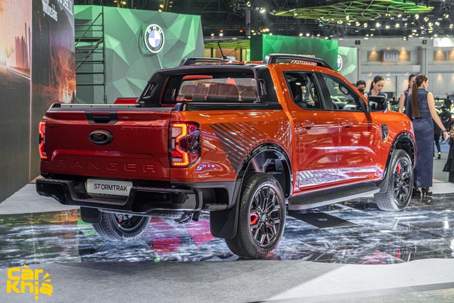 Đại lý hé lộ Ford Ranger Stormtrak về Việt Nam tháng sau: Thế chỗ Wildtrak, nhiều thứ mới để duy trì vị thế ông vua bán tải - Ảnh 2. Đại lý hé lộ Ford Ranger Stormtrak về Việt Nam tháng sau: Thế chỗ Wildtrak, nhiều thứ mới để duy trì vị thế ông vua bán tải - Ảnh 2.