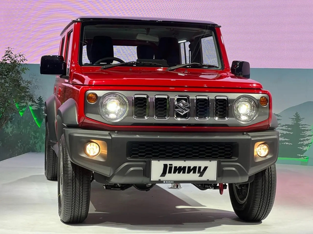 Hóa ra đây là lý do Suzuki Jimny 5 cửa sở hữu lưới tản nhiệt mạ chrome mà bản 3 cửa không có - Ảnh 1.