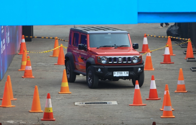 Hóa ra đây là lý do Suzuki Jimny 5 cửa sở hữu lưới tản nhiệt mạ chrome mà bản 3 cửa không có - Ảnh 2.