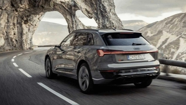 Audi Q8 e-tron lên lịch về Việt Nam giữa năm nay: Giá dự kiến 3,8 tỷ, chạy gần 600km/sạc, tương thích hơn 100 trạm sạc - Ảnh 4. Audi Q8 e-tron lên lịch về Việt Nam giữa năm nay: Giá dự kiến 3,8 tỷ, chạy gần 600km/sạc, tương thích hơn 100 trạm sạc - Ảnh 4.