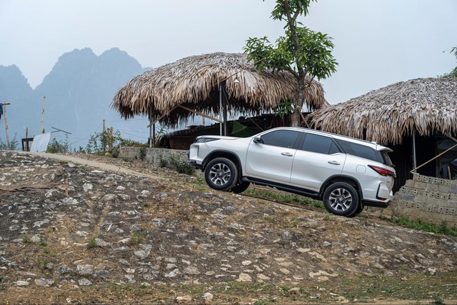 Cơ hội nào cho Toyota Fortuner 2024 tại Việt Nam khi thêm tiện nghi, giảm giá bán, bỏ số sàn - Ảnh 2.