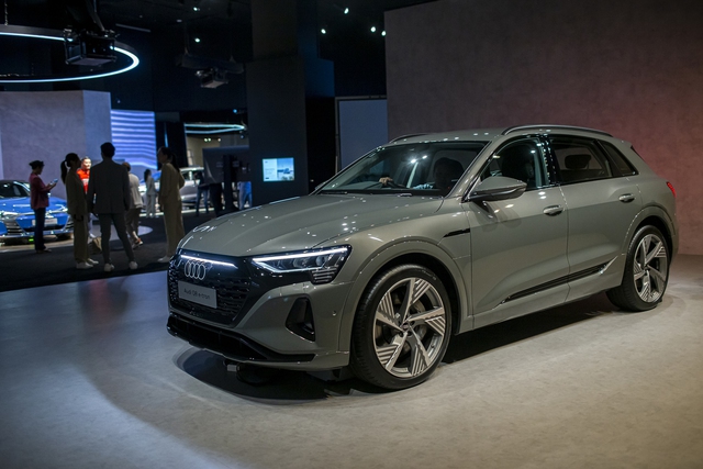 Audi Q8 e-tron lên lịch về Việt Nam giữa năm nay: Giá dự kiến 3,8 tỷ, chạy gần 600km/sạc, tương thích hơn 100 trạm sạc - Ảnh 1. Audi Q8 e-tron lên lịch về Việt Nam giữa năm nay: Giá dự kiến 3,8 tỷ, chạy gần 600km/sạc, tương thích hơn 100 trạm sạc - Ảnh 1.