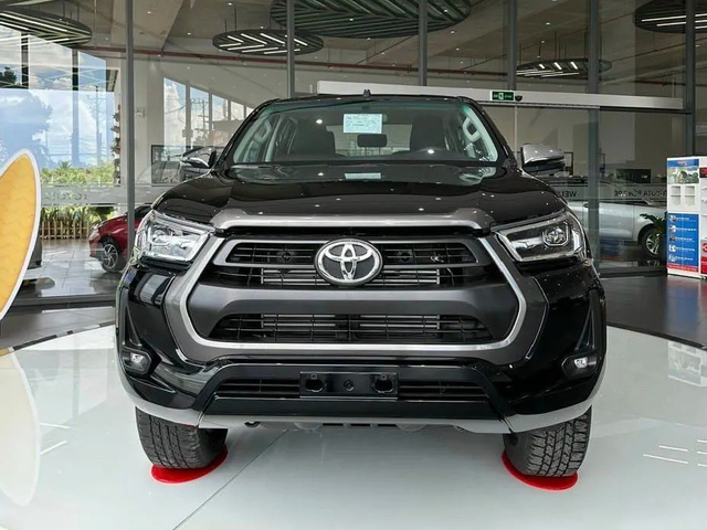 Đại lý nhận cọc Toyota Hilux 2024, báo về Việt Nam tháng 5: Giá dự kiến hơn 700 triệu, có điểm khó cạnh tranh Ranger - Ảnh 1. Đại lý nhận cọc Toyota Hilux 2024, báo về Việt Nam tháng 5: Giá dự kiến hơn 700 triệu, có điểm khó cạnh tranh Ranger - Ảnh 1.
