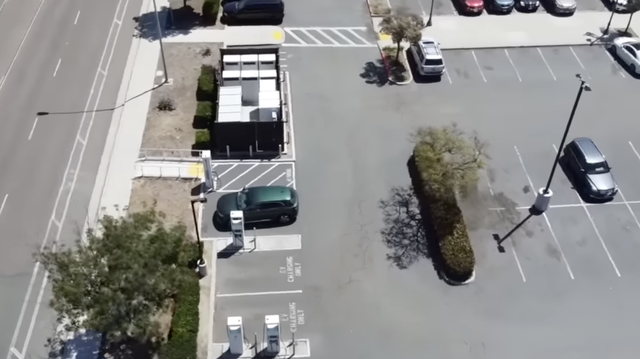 Gắn biển 'From Việt Nam' lên VinFast VF 8, Youtuber Mỹ chia sẻ: 'Muốn đi phượt ai cũng nhận ra xe và mình đến từ đâu' - Ảnh 5. Gắn biển 'From Việt Nam' lên VinFast VF 8, Youtuber Mỹ chia sẻ: 'Muốn đi phượt ai cũng nhận ra xe và mình đến từ đâu' - Ảnh 5.