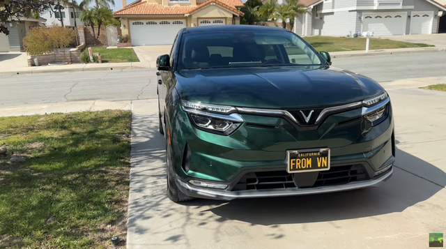 Gắn biển 'From Việt Nam' lên VinFast VF 8, Youtuber Mỹ chia sẻ: 'Muốn đi phượt ai cũng nhận ra xe và mình đến từ đâu' - Ảnh 1. Gắn biển 'From Việt Nam' lên VinFast VF 8, Youtuber Mỹ chia sẻ: 'Muốn đi phượt ai cũng nhận ra xe và mình đến từ đâu' - Ảnh 1.