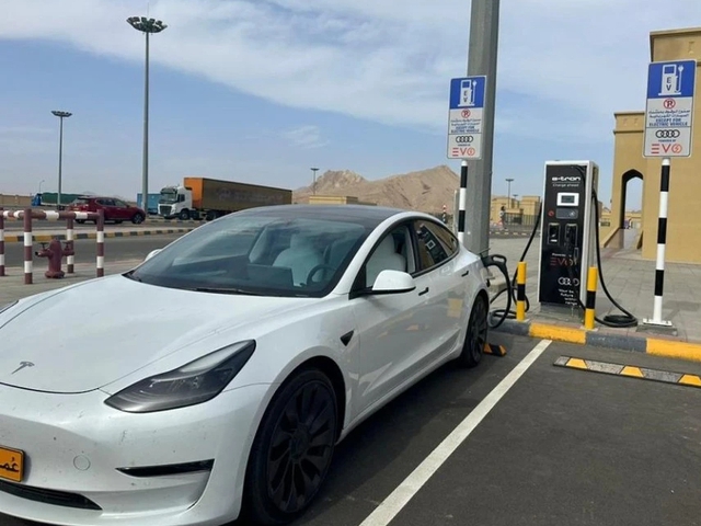 VinFast chơi lớn ở Trung Đông: Sắp bán loạt xe tại quốc gia 'chơi' siêu xe top thế giới, tính mở 13 cửa hàng, xưởng dịch vụ - Ảnh 4. VinFast chơi lớn ở Trung Đông: Sắp bán loạt xe tại quốc gia 'chơi' siêu xe top thế giới, tính mở 13 cửa hàng, xưởng dịch vụ - Ảnh 4.