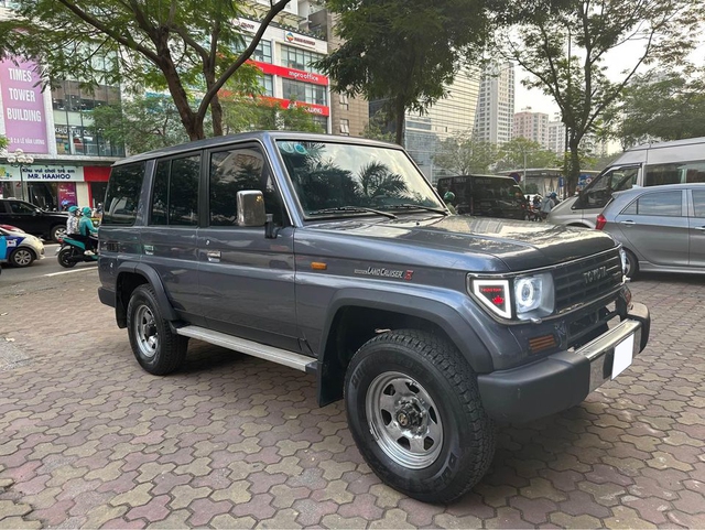 Bán Toyota Land Cruiser 33 năm tuổi giá 750 triệu, chủ xe tiết lộ: 'Đã lên kính chỉnh điện, lắp pô Mercedes G 63' - Ảnh 1.