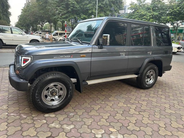 Bán Toyota Land Cruiser 33 năm tuổi giá 750 triệu, chủ xe tiết lộ: 'Đã lên kính chỉnh điện, lắp pô Mercedes G 63' - Ảnh 4. Bán Toyota Land Cruiser 33 năm tuổi giá 750 triệu, chủ xe tiết lộ: 'Đã lên kính chỉnh điện, lắp pô Mercedes G 63' - Ảnh 4.