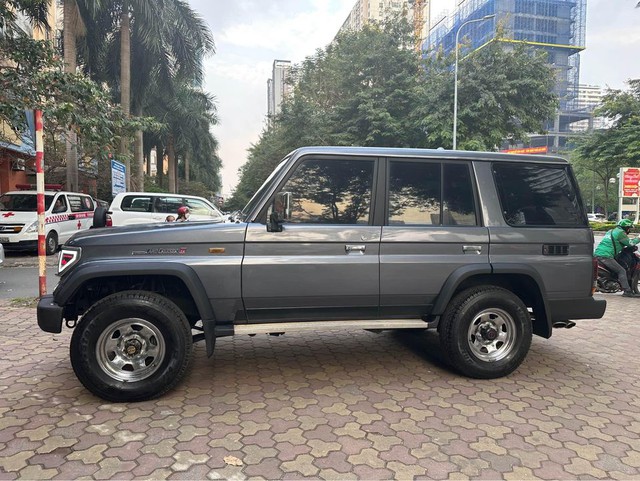 Bán Toyota Land Cruiser 33 năm tuổi giá 750 triệu, chủ xe tiết lộ: 'Đã lên kính chỉnh điện, lắp pô Mercedes G 63' - Ảnh 2. Bán Toyota Land Cruiser 33 năm tuổi giá 750 triệu, chủ xe tiết lộ: 'Đã lên kính chỉnh điện, lắp pô Mercedes G 63' - Ảnh 2.
