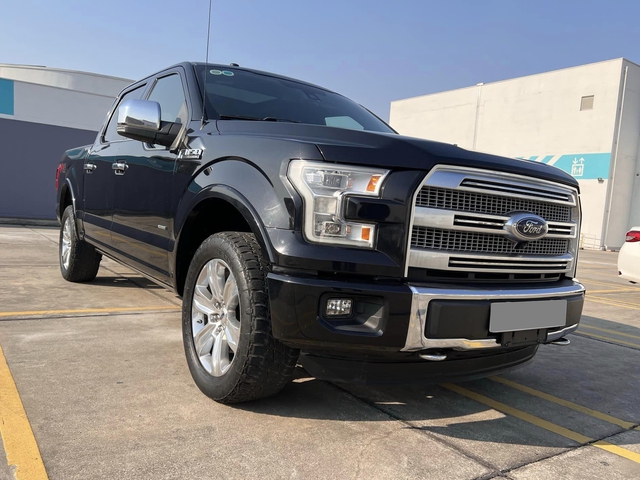 Bỏ ra chưa đến 2 tỷ đồng đã có cơ hội sở hữu Ford F-150: Bán tải 'full-size' có nhiều tiện nghi hơn E-Class - Ảnh 1.