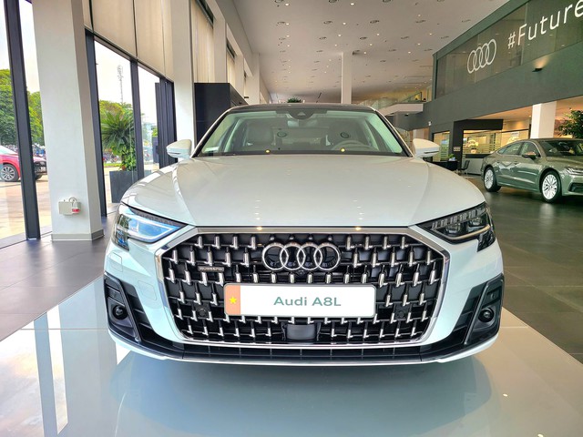 Audi A8L giảm giá chưa từng thấy tại đại lý: Khởi điểm 4,1 tỷ, sản xuất 2022, rẻ hơn hẳn 7-Series và S-Class - Ảnh 1.