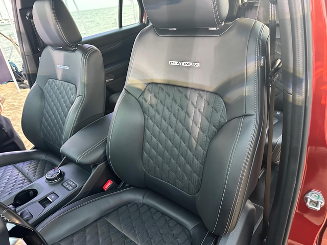 Ảnh thực tế Ford Everest Platinum tại Việt Nam: Nhiều trang bị vượt phân khúc, đẹp hơn Titanium, giá dự kiến 1,509 tỷ - Ảnh 6. Ảnh thực tế Ford Everest Platinum tại Việt Nam: Nhiều trang bị vượt phân khúc, đẹp hơn Titanium, giá dự kiến 1,509 tỷ - Ảnh 6.