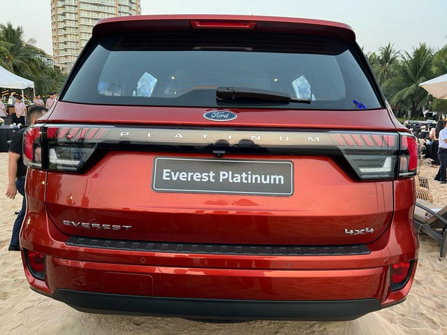 Ảnh thực tế Ford Everest Platinum tại Việt Nam: Nhiều trang bị vượt phân khúc, đẹp hơn Titanium, giá dự kiến 1,509 tỷ - Ảnh 4. Ảnh thực tế Ford Everest Platinum tại Việt Nam: Nhiều trang bị vượt phân khúc, đẹp hơn Titanium, giá dự kiến 1,509 tỷ - Ảnh 4.