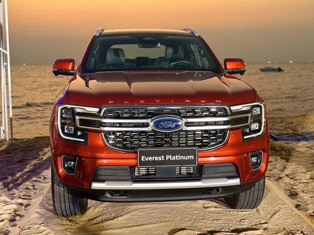 Ford Everest Platinum ra mắt đại lý - Ảnh 2. Ford Everest Platinum ra mắt đại lý - Ảnh 2.