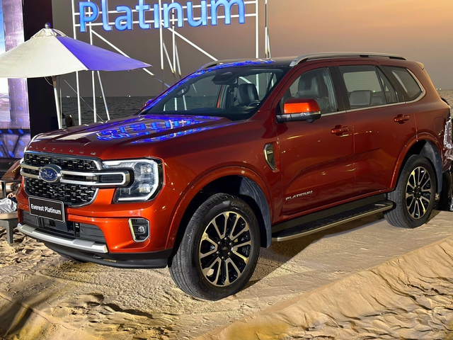 Ảnh thực tế Ford Everest Platinum tại Việt Nam: Nhiều trang bị vượt phân khúc, đẹp hơn Titanium, giá dự kiến 1,509 tỷ - Ảnh 9.