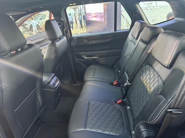 Ảnh thực tế Ford Everest Platinum tại Việt Nam: Nhiều trang bị vượt phân khúc, đẹp hơn Titanium, giá dự kiến 1,509 tỷ - Ảnh 7. Ảnh thực tế Ford Everest Platinum tại Việt Nam: Nhiều trang bị vượt phân khúc, đẹp hơn Titanium, giá dự kiến 1,509 tỷ - Ảnh 7.