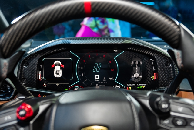 Đây là 5 điểm độc lạ trên Lamborghini Revuelto vừa ra mắt Việt Nam: Kết cấu, hộp số, kiểu lái khác số đông - Ảnh 2.