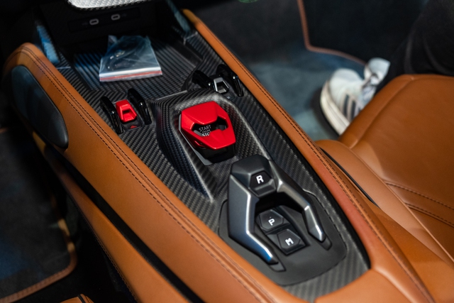 Đây là 5 điểm độc lạ trên Lamborghini Revuelto vừa ra mắt Việt Nam: Kết cấu, hộp số, kiểu lái khác số đông - Ảnh 6. Đây là 5 điểm độc lạ trên Lamborghini Revuelto vừa ra mắt Việt Nam: Kết cấu, hộp số, kiểu lái khác số đông - Ảnh 6.