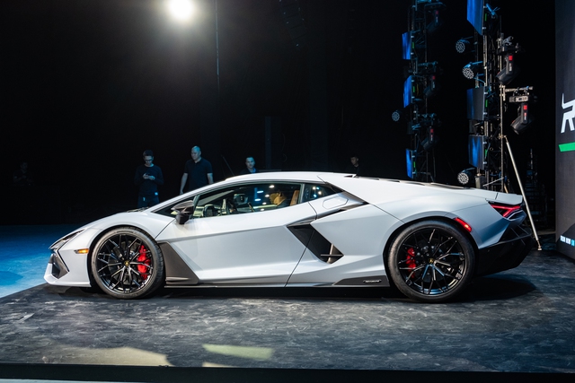 Đây là 5 điểm độc lạ trên Lamborghini Revuelto vừa ra mắt Việt Nam: Kết cấu, hộp số, kiểu lái khác số đông - Ảnh 5.