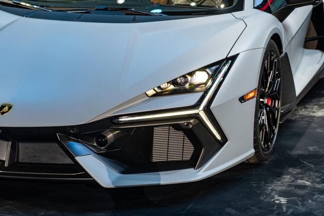 Đây là 5 điểm độc lạ trên Lamborghini Revuelto vừa ra mắt Việt Nam: Kết cấu, hộp số, kiểu lái khác số đông - Ảnh 4.