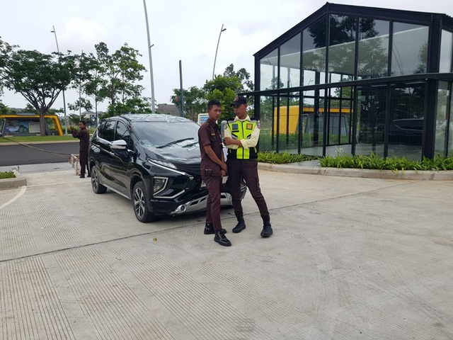 Vụ Mitsubishi Xpander tông vào Porsche 911 trong showroom: Thiệt hại tới 9 tỷ, CĐM quan ngại thay tài xế, hóa ra chủ xe 'cỏ' cũng không 'bèo' - Ảnh 2. Vụ Mitsubishi Xpander tông vào Porsche 911 trong showroom: Thiệt hại tới 9 tỷ, CĐM quan ngại thay tài xế, hóa ra chủ xe 'cỏ' cũng không 'bèo' - Ảnh 2.