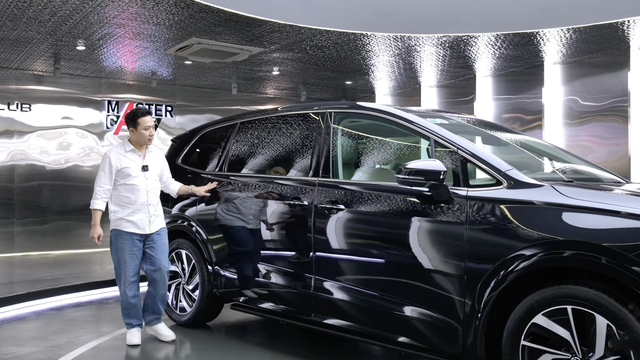Sau thành công của phim Mai, Trấn Thành lập tức tậu VW Viloran, xe bản base nhưng option xịn hơn bản full - Ảnh 1. Sau thành công của phim Mai, Trấn Thành lập tức tậu VW Viloran, xe bản base nhưng option xịn hơn bản full - Ảnh 1.